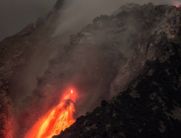 Число жертв извержения вулкана в Индонезии возросло до шести человек