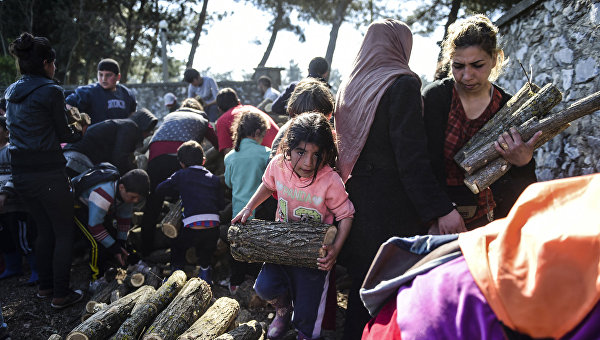 ООН следит за соблюдением прав беженцев при перемещении из лагеря в Идомени