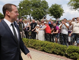 Медведев о реакции Киева на визит Крым: кто-то работает, кто-то протестует
