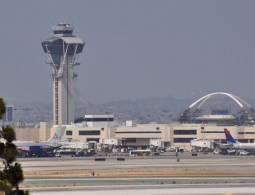 В аэропорту Лос-Анджелеса полицейский спецназ проверяет самолет