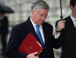 Фэллон: Британия убеждена, что санкции против России не нужно ослаблять