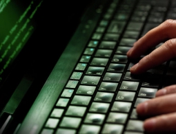 WP: обвиняемый во взломе почты Клинтон хакер может признать себя виновным