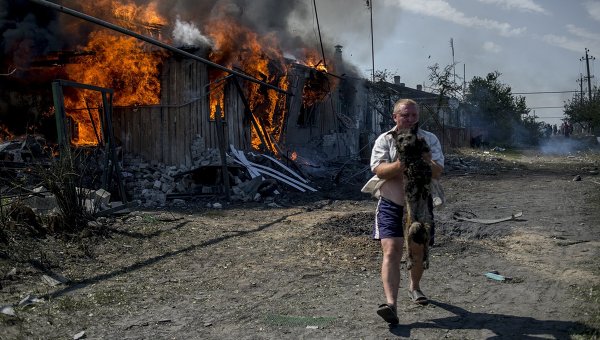 В ДНР в результате обстрела силовиков загорелся жилой дом