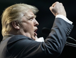 Противники Трампа прорвали оцепление у зала во время его выступления