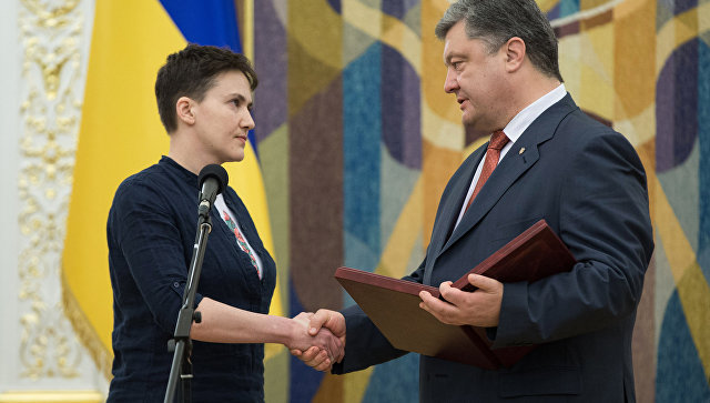 Порошенко присвоил Савченко звание Героя Украины и вручил ей орден