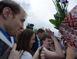 Савченко отказалась принять букет цветов от Тимошенко