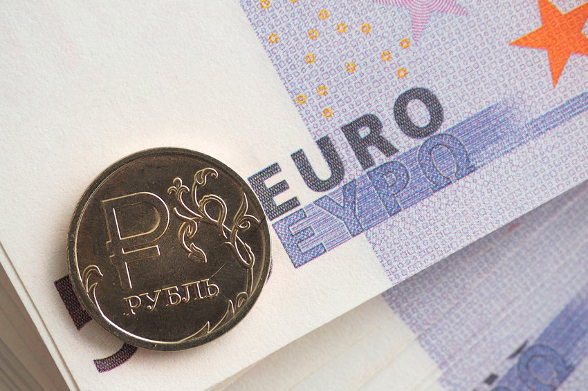 Центробанк опустил официальный курс евро почти на два рубля