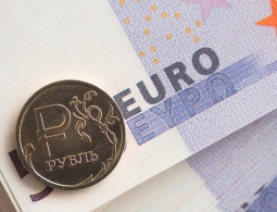Центробанк опустил официальный курс евро почти на два рубля