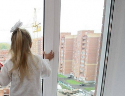 Семилетняя девочка выпала из окна четвертого этажа в городе Дятьково