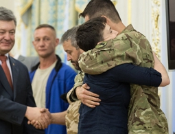 Порошенко просят назначить Савченко министром обороны