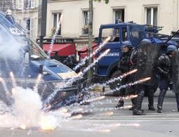 На съемочную группу RT в Париже напали проукраинские активисты
