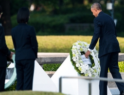 Обама начал визит в Хиросиму с осмотра музея атомной бомбардировки