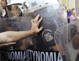 В Багдаде полиция применила слезоточивый газ для разгона демонстрантов