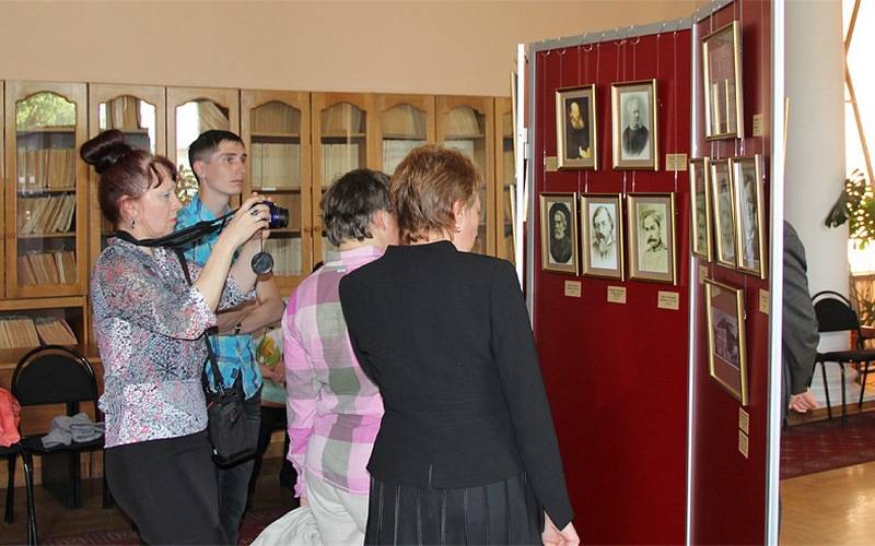 В Брянске открылась выставка, посвященная 200-летию Алексея Толстого