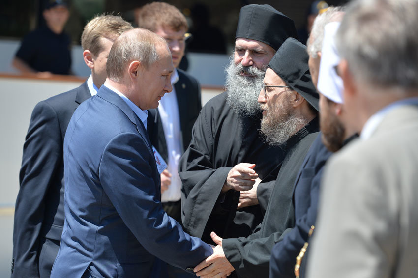 Путин подарил афонским монахам рукопись