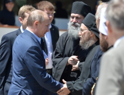 Путин подарил афонским монахам рукопись