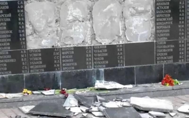 Работы по восстановлению «Стены Памяти» в Навле оценили в сто тысяч рублей