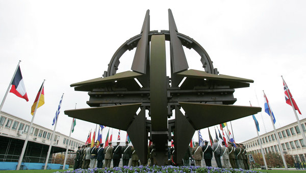 Символ НАТО переехал к зданию новой штаб-квартиры альянса в Брюсселе