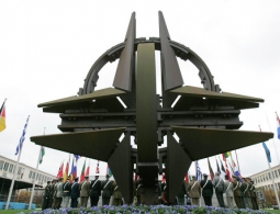 Символ НАТО переехал к зданию новой штаб-квартиры альянса в Брюсселе