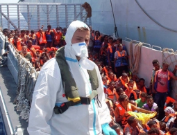 Корабли ВМС Италии спасли более 660 мигрантов в Средиземном море