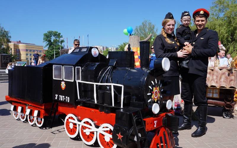 Смастерившая паровоз семья Курдынко победила на Параде колясок в Брянске