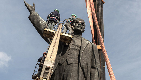 В Киеве и Одессе снесли памятники чекистам и Ленину