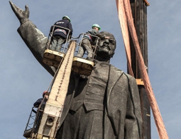 В Киеве и Одессе снесли памятники чекистам и Ленину