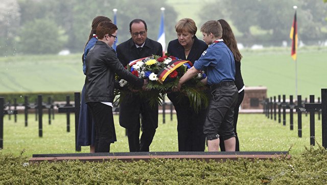 Главы Франции и ФРГ почтили память павших в 