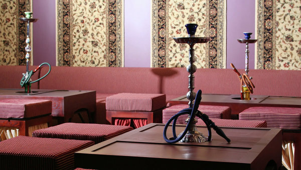 СМИ: в Омане начали бороться с курением кальянов