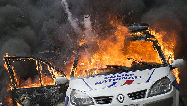 СМИ: в Париже американца обвинили в поджоге машины полиции при беспорядках