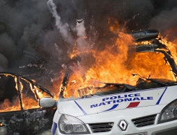 СМИ: в Париже американца обвинили в поджоге машины полиции при беспорядках