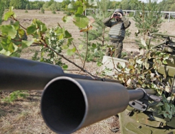 Украинские военные обстреливают из артиллерии село Коминтерново в ДНР