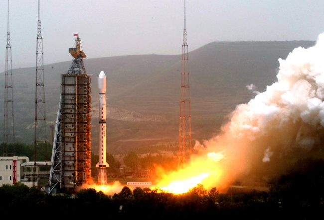 Китай вывел на орбиту три спутника