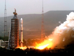 Китай вывел на орбиту три спутника