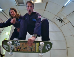 #видео | Тони Хоук опробовал скейтборд в условиях невесомости