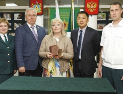 Брянские таможенники передали крымскому музею конфискованные книги