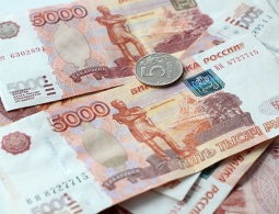 Летом рубль будет медленно слабеть