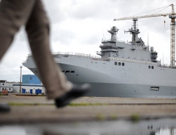 Флаг Египта поднят на вертолетоносце "Мистраль"