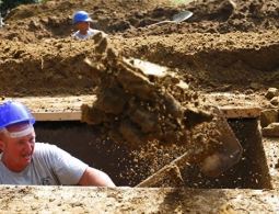 В Венгрии прошли соревнования по скоростному рытью могил