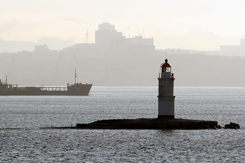 Двух человек с перевернувшейся лодки спасли близ Владивостока