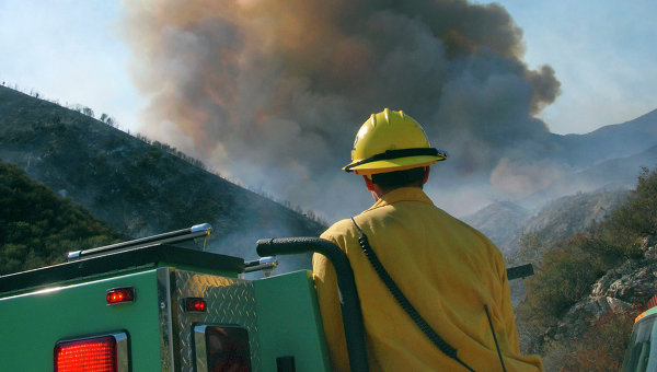 В Калифорнии эвакуировали около пяти тысяч жителей из-за лесного пожара
