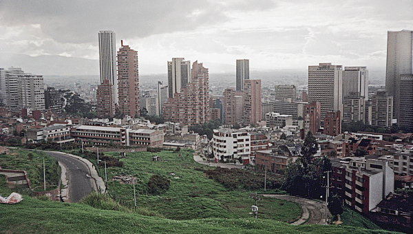 В столице Колумбии тысячи человек разделись для фотоакции Спенсера Туника