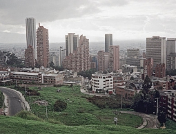 В столице Колумбии тысячи человек разделись для фотоакции Спенсера Туника