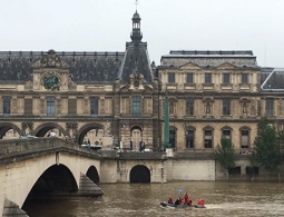 В Париже Большой дворец возобновил работу в связи со спадом воды в Сене