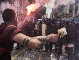 Во Франции протестующие закидали яйцами министра экономики