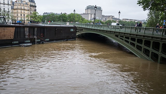 Во Франции в затронутых паводком коммунах объявят режим стихийного бедствия