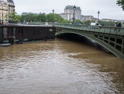 Во Франции в затронутых паводком коммунах объявят режим стихийного бедствия