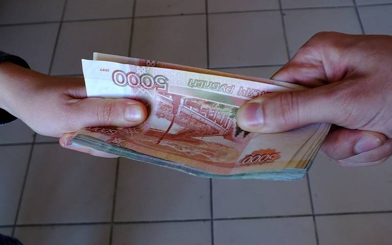 Жительница Унечского района расплатилась с таксистами украденными у них же деньгами
