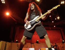 Власти Литвы запретили рекламу концерта Iron Maiden