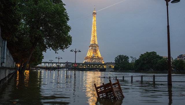 Мусор, заполонивший Париж из-за забастовки, постепенно вывозят